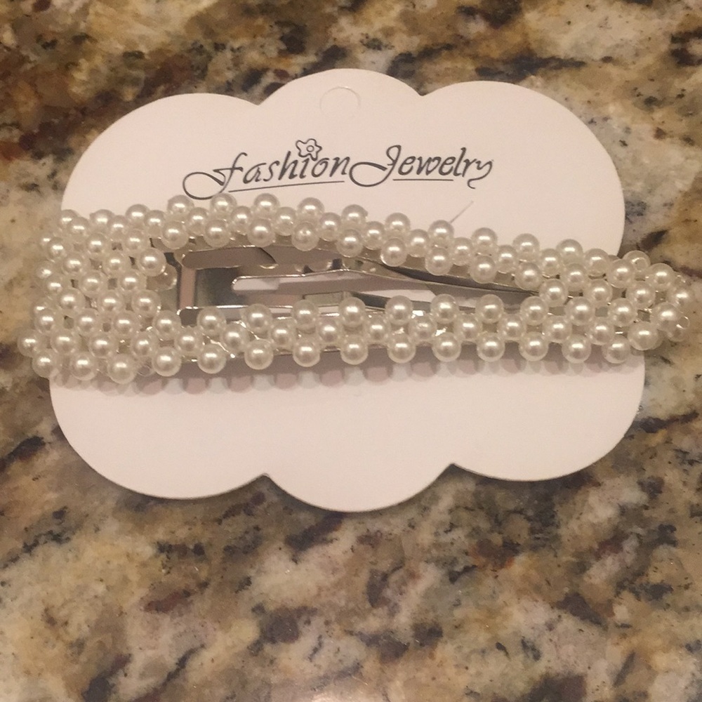 S O L D      Bundle of TWO- Trendy Pearl Hair Clip🧚‍♂️NEW. - Picture 2 of 6